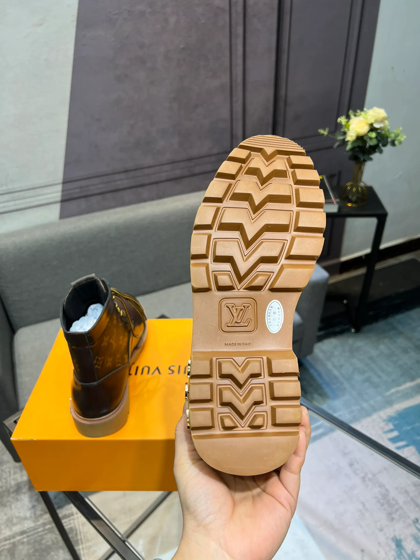 Men's shoes 💰920 L Home - the latest LV men's business casual boots, luxury and nobility are a must. They are all made of imported original first-layer cowhide, just to create a more comfortable wearing experience. ➕Top imported water-dyed full cow lining, original high wear-resistant outsole! 👏👏 Size: Male 39-44; (38 45 46 customized)